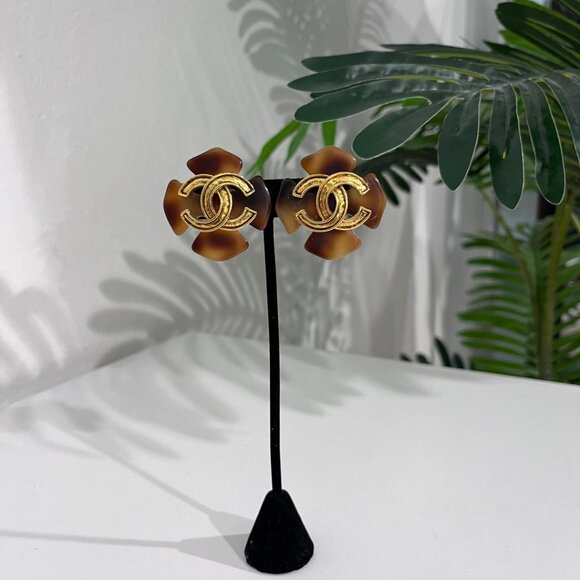 Chanel Tortoise Clover CC Clip Earrings - Picture 2 of 4